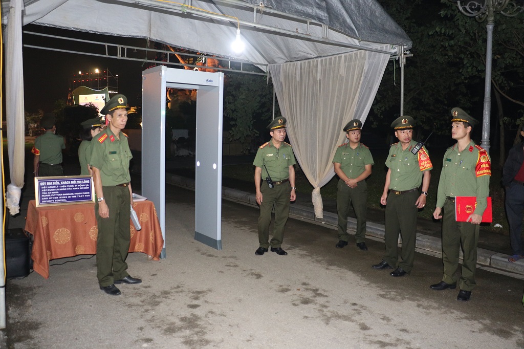 Tổ kiểm tra điều lệnh Công an nhân dân kiểm tra tác phong, lễ tiết cán bộ, chiến sĩ trong quá trình thực hiện nhiệm vụ