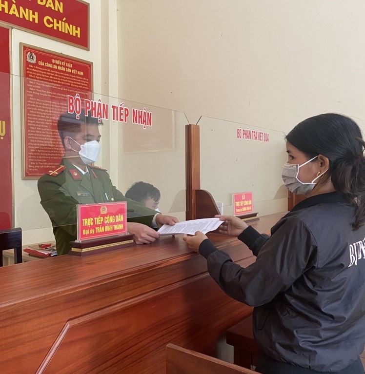 Người dân đến giải quyết thủ tục hành chính tại Công an cấp xã