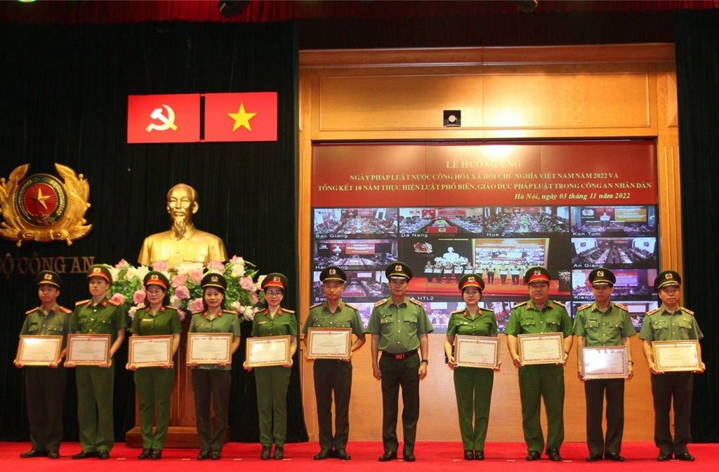 Thứ trưởng Lê Quốc Hùng trao Bằng khen cho các tập thể, cá nhân tại buổi lễ