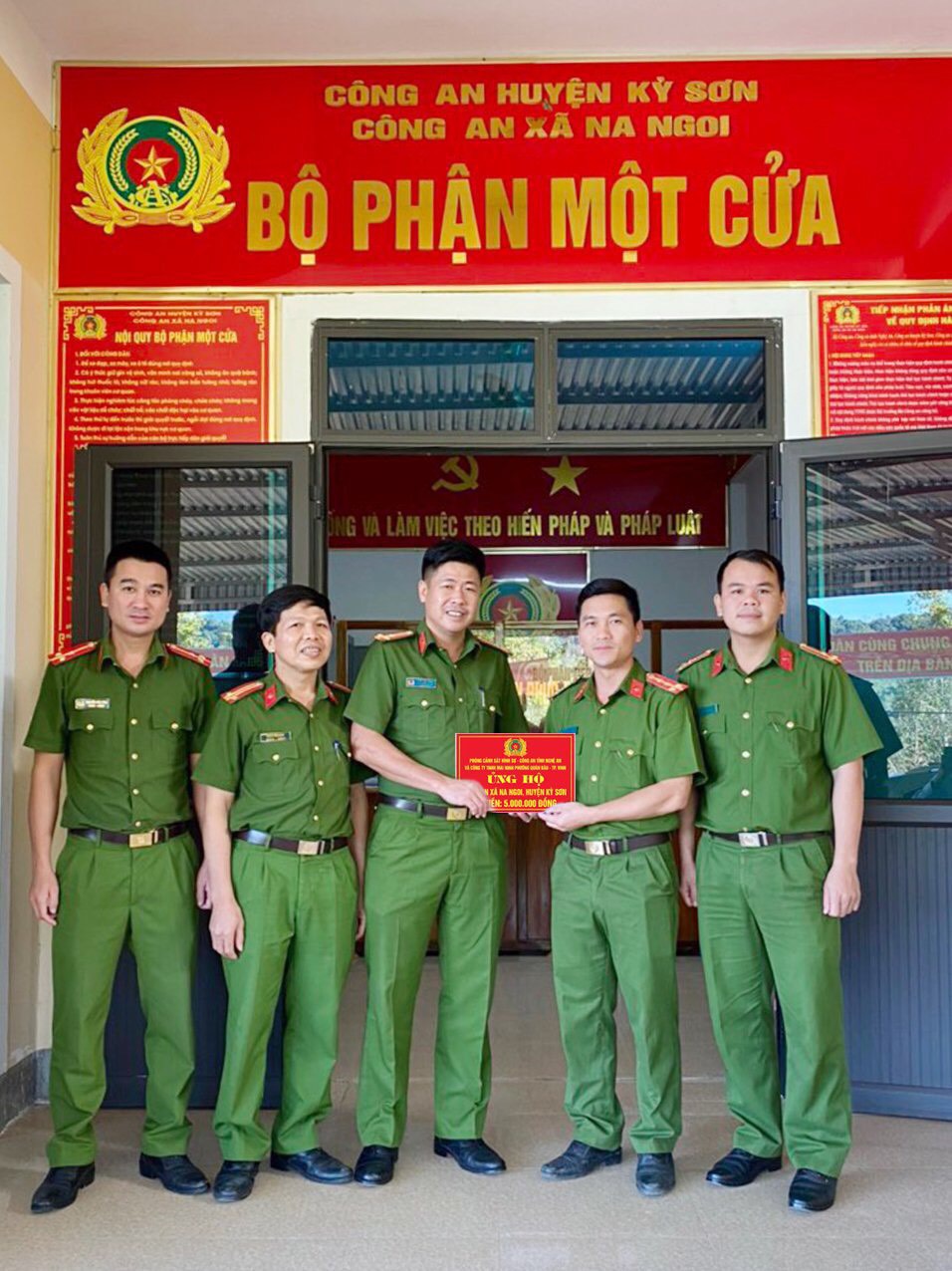 Trao số tiền 5.000.000 đồng hỗ trợ Công an xã Na Ngoi
