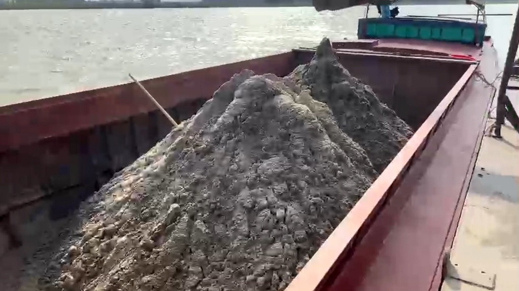 Số cát khai thác được đưa lên thân thuyền