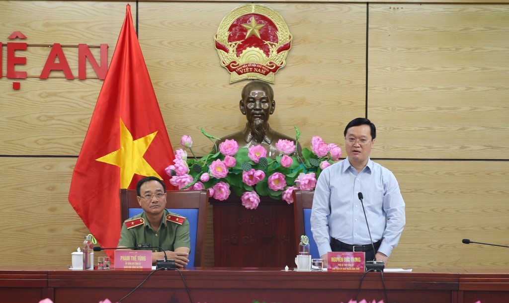Đồng chí Nguyễn Đức Trung, Phó Bí thư Tỉnh uỷ, Chủ tịch UBND tỉnh và đồng chí Thiếu tướng Phạm Thế Tùng, Ủy viên Ban Thường vụ Tỉnh ủy, Giám đốc Công an tỉnh đồng chủ trì Hội nghị	