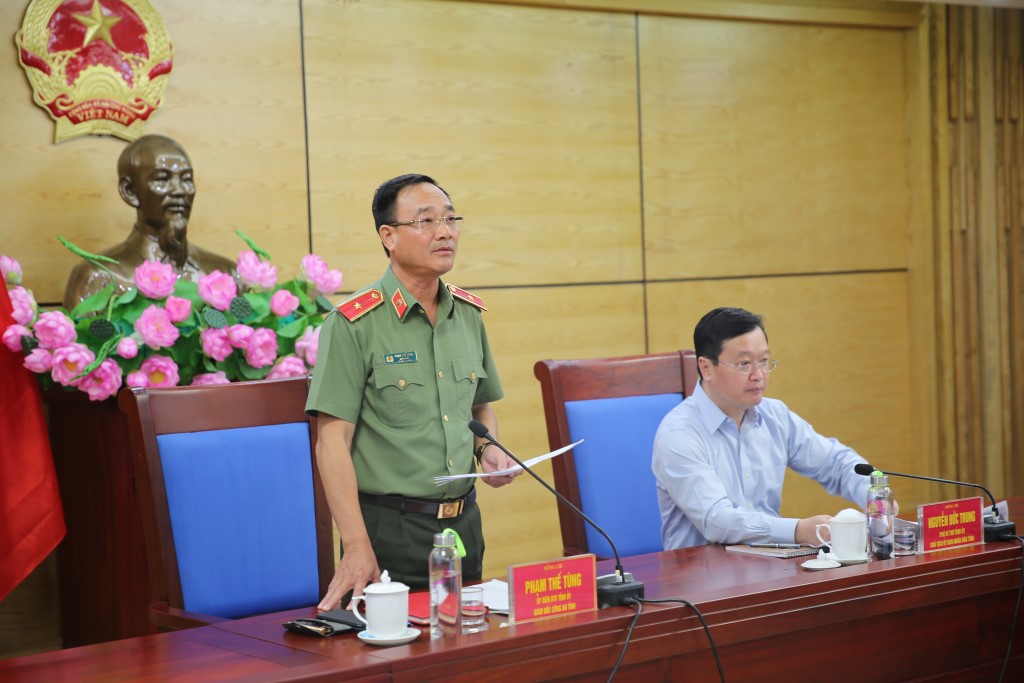  Đồng chí Thiếu tướng Phạm Thế Tùng - Giám đốc Công an tỉnh, Tổ phó thường trực Tổ công tác Đề án 06 tỉnh báo cáo kết quả thực hiện Đề án 06 trên địa bàn tỉnh Nghệ An