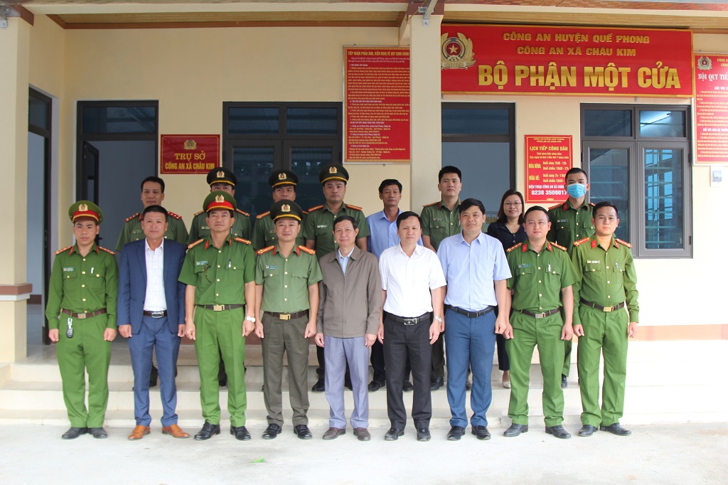 Các đại biểu chụp ảnh lưu niệm tại trụ sở làm việc Công an xã Châu Kim