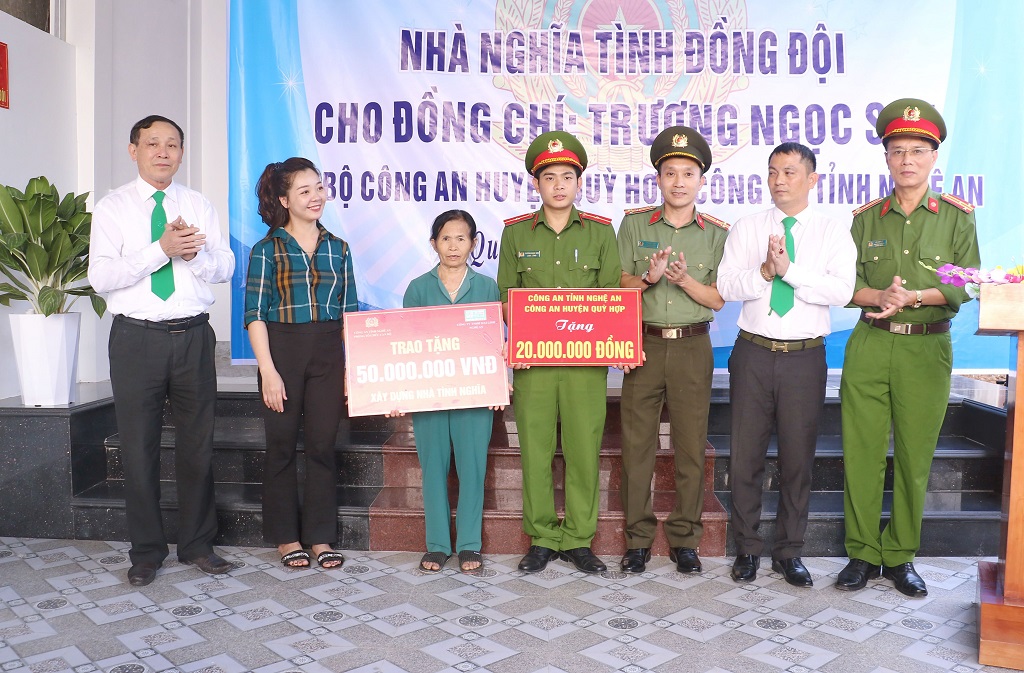 Đại diện Phòng Tổ chức cán bộ Công an tỉnh Nghệ An, Công ty TNHH Mai Linh Nghệ An và Công an huyện Quỳ Hợp trao quà cho gia đình đồng chí Thiếu uý Trương Ngọc Sơn