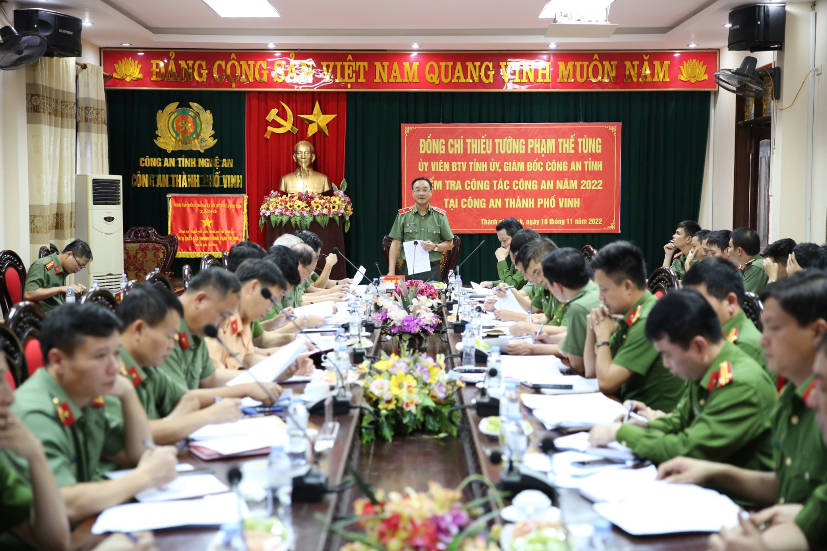 Đồng chí Giám đốc đánh giá cáo những kết quả của Công an thành phố Vinh trong thời gian qua…