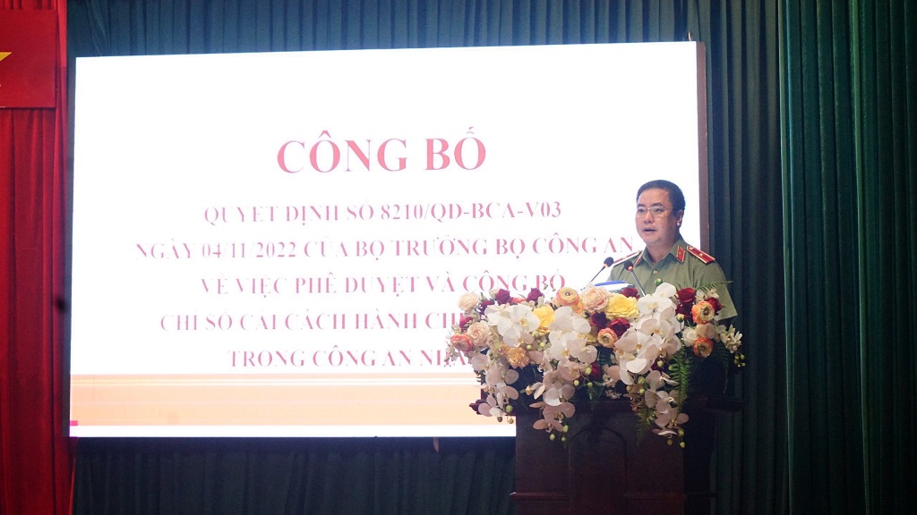 Đồng chí Thiếu tướng Phạm Công Nguyên - Cục trưởng Cục Pháp chế và CCHC, Tư pháp (Bộ Công an) công bố chỉ số CCHC trong Công an nhân dân năm 2022