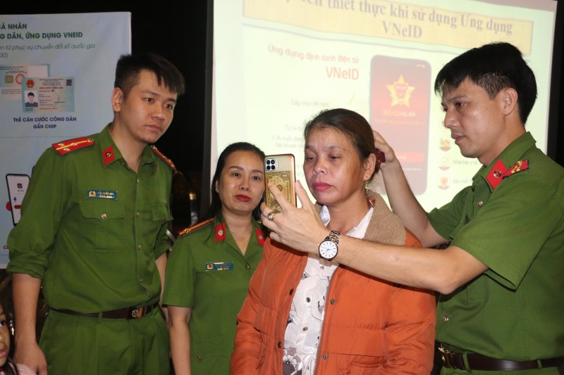 Người dân được hỗ trợ hướng dẫn làm các thủ tục