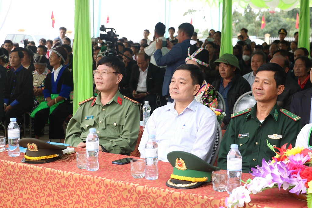 . Đồng chí Trương Thiết Hùng, Phó Chủ tịch MTTQ tỉnh Nghệ An và đồng chí Đại tá Lê Văn Thái, Phó Giám đốc Công an tỉnh đã về dự và chung vui Ngày hội Đại đoàn kết toàn dân tộc với Nhân dân bản Tiền Tiêu, xã Nậm Cắn, huyện Kỳ Sơn, tỉnh Nghệ An