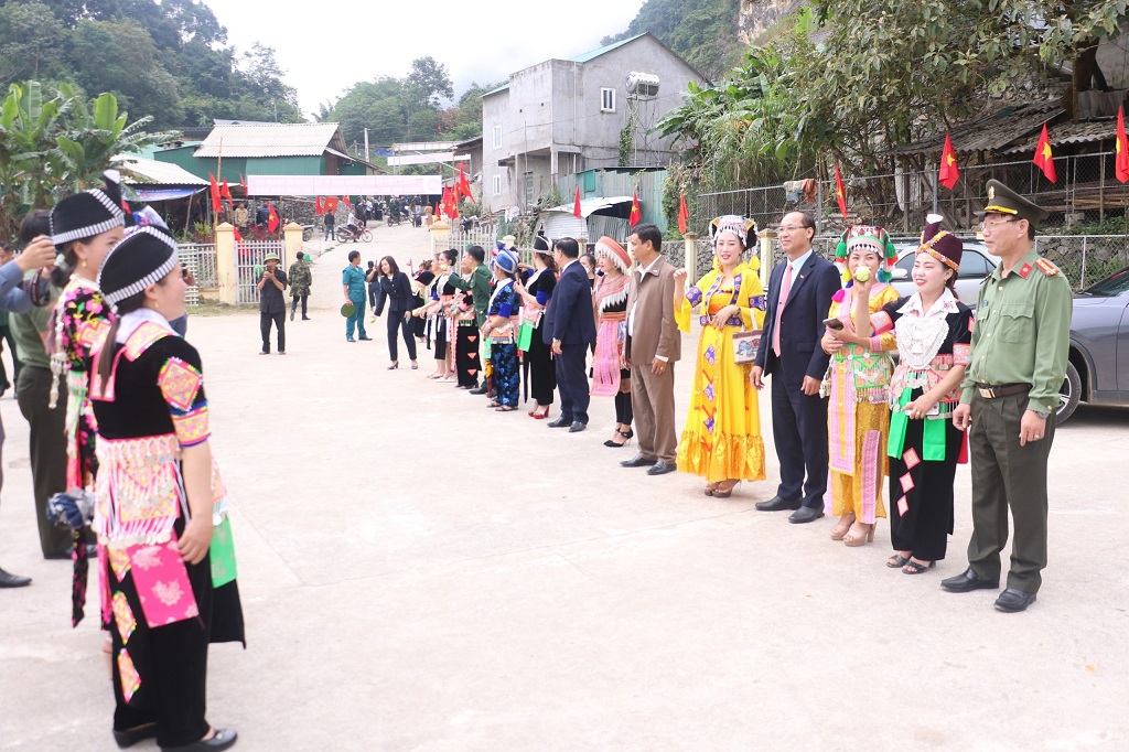 Chơi trò chơi dân gian với bà con Nhân dân