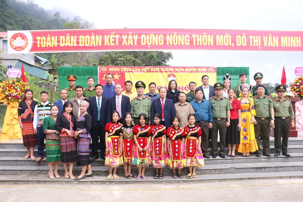 Đoàn đại biểu chụp ảnh lưu niệm