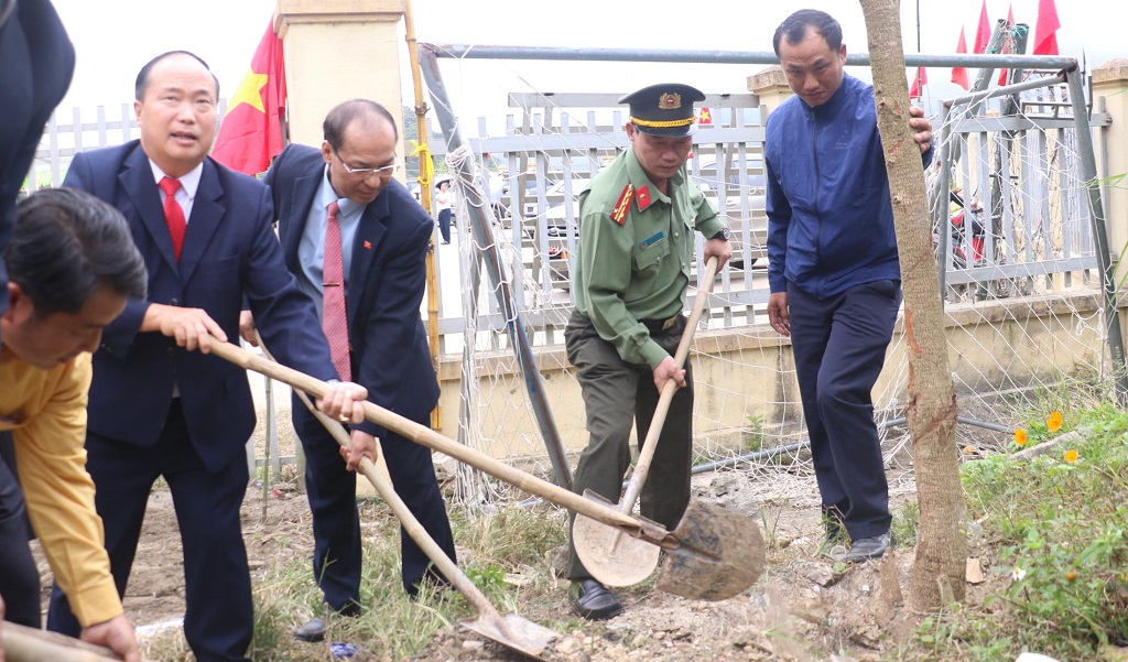 Trồng cây lưu niệm tại trụ sở bản Tiền Tiêu