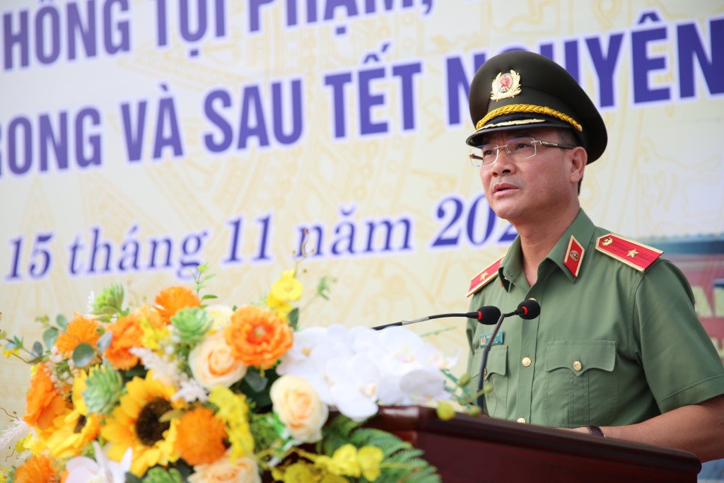 Đồng chí Thiếu tướng Phạm Thế Tùng, Giám đốc Công an tỉnh phát biểu tại lễ ra quân