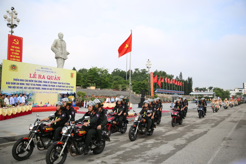 Công an Nghệ An diễu hành, biểu dương lực lượng