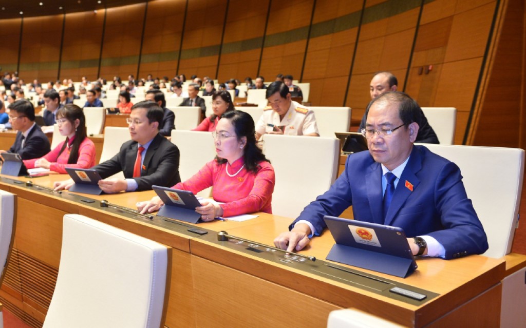 Các đại biểu nhấn nút biểu quyết thông qua Nghị quyết.