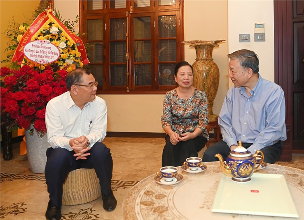 Bộ trưởng Tô Lâm thăm hỏi thân nhân gia đình cố Chủ tịch nước, GS.TS Trần Đại Quang.