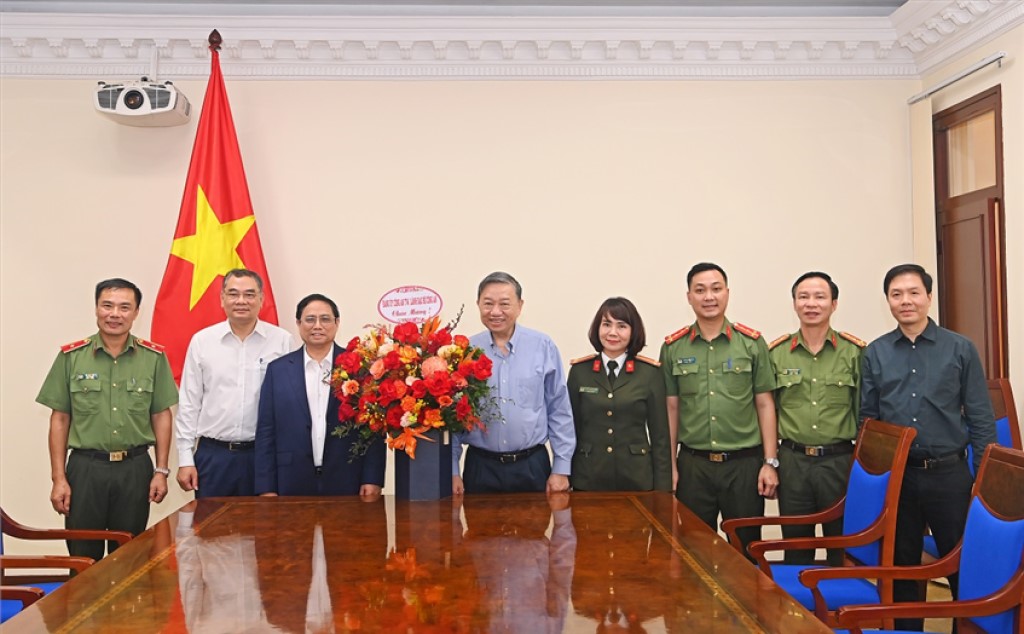Đoàn công tác Bộ Công an tặng hoa chúc mừng PGS.TS Phạm Minh Chính, Thủ tướng Chính phủ nhân Ngày Nhà giáo Việt Nam 20/11.
