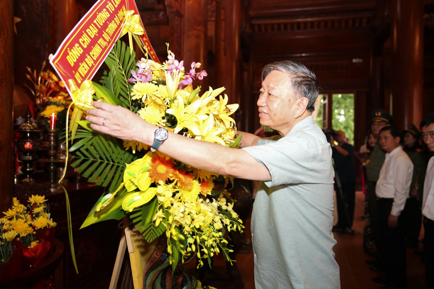 Đại tướng Tô Lâm - Ủy viên Bộ Chính trị, Bộ trưởng Bộ Công an dâng hoa tưởng niệm Chủ tịch Hồ Chí Minh.