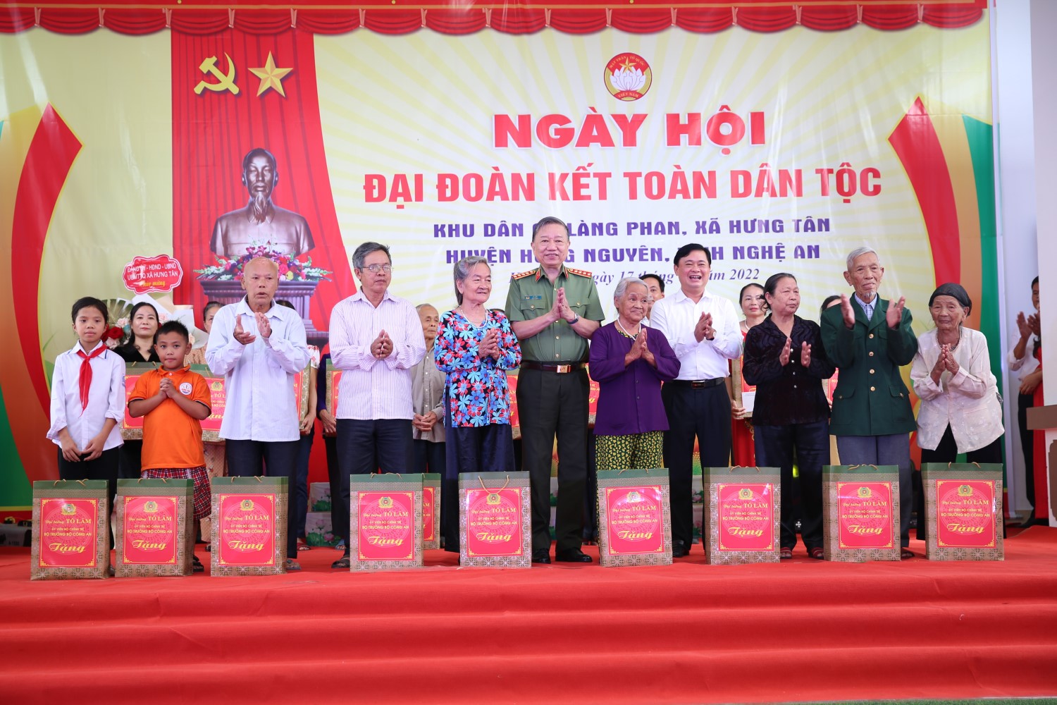 Các đại biểu tặng quà cho người dân ở làng Phan