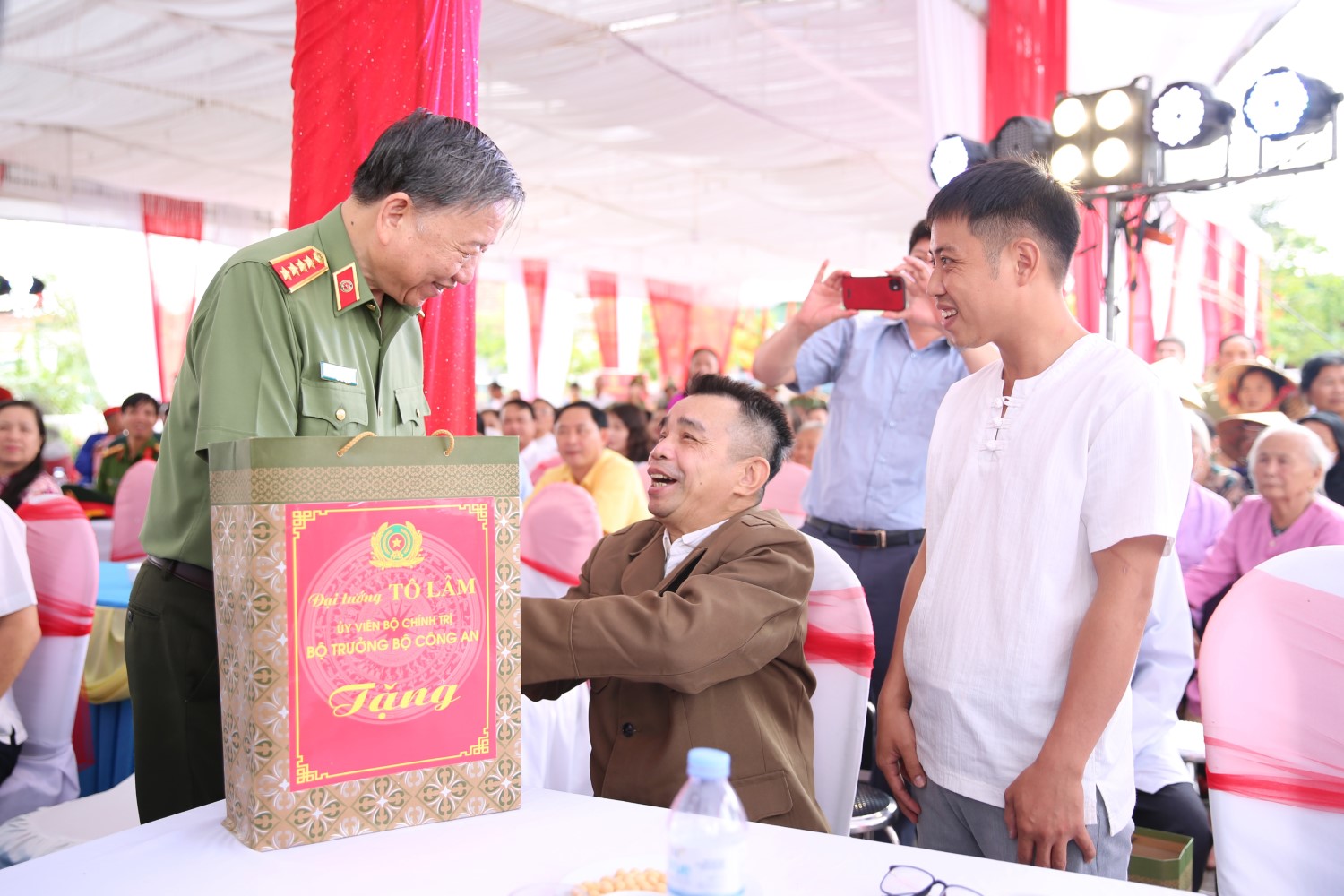Các đại biểu tặng quà cho người dân ở làng Phan