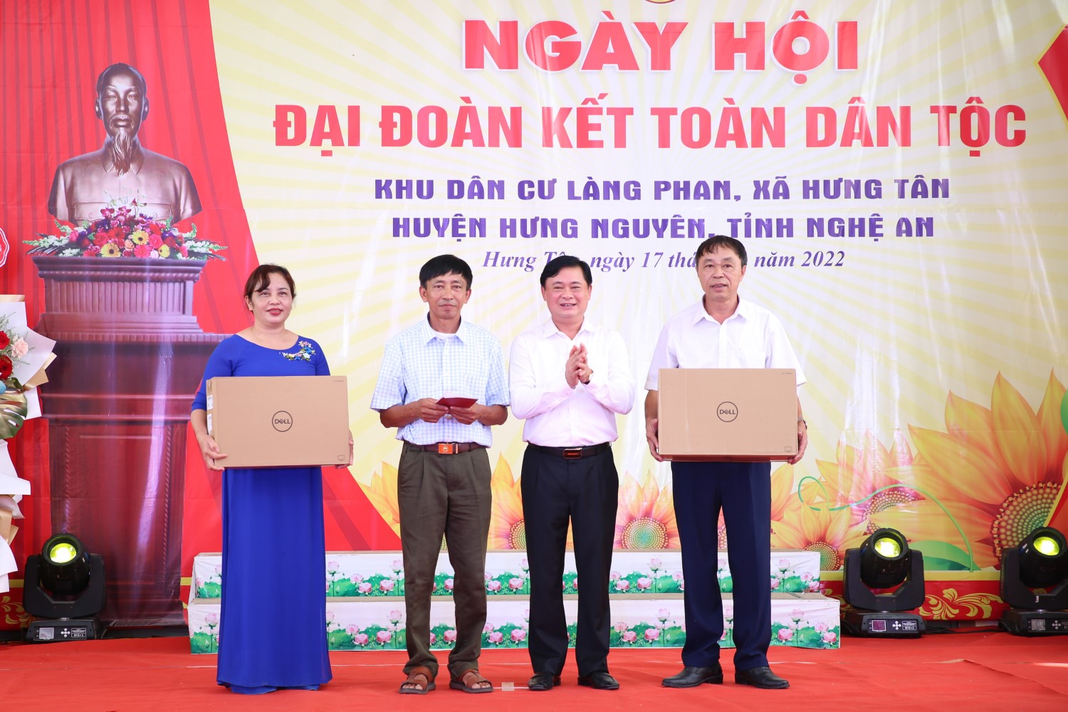 Bí thư Tỉnh ủy Thái Thanh Quý trao tặng 1 suất quà trị giá 10 triệu đồng cho nhân dân Làng Phan và 5 bộ máy vi tính, trị giá 75 triệu đồng, tặng cho Trường Tiểu học Hưng Tân và xã Hưng Tân