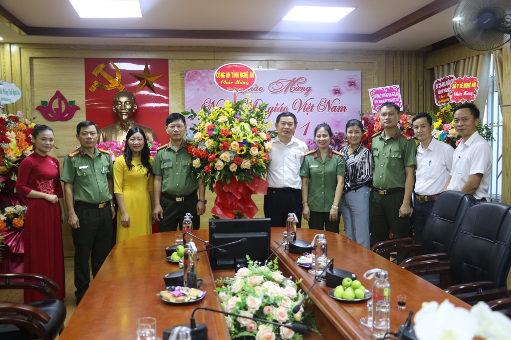Đồng chí Đại tá Lê Văn Thái - Phó Giám đốc Công an tỉnh cùng đoàn công tác chúc mừng các thầy cô, cán bộ Sở Giáo dục và đào tạo Nghệ An