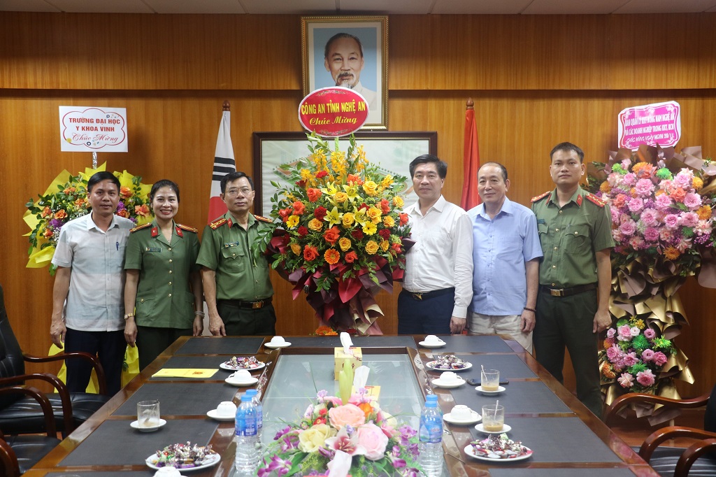 Đại diện Phòng An ninh chính trị nội bộ Công an tỉnh tặng hoa chúc mừng trường Cao đẳng Việt - Hàn