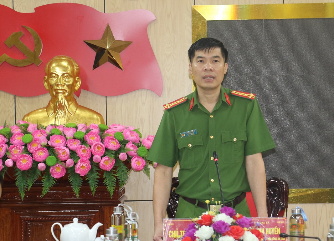 Đồng chí Đại tá Cao Minh Huyền, Phó Giám đốc Công an tỉnh phát biểu chỉ đạo Hội nghị