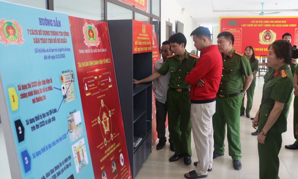Người dân được cán bộ Công an hướng dẫn cách truy cập để thực hiện các thủ tục hành chính