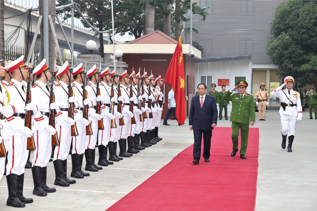 Thủ tướng Phạm Minh Chính duyệt Đội danh dự Công an nhân dân.
