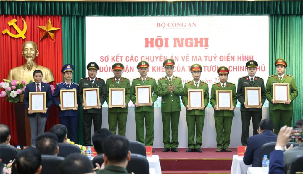 Thứ trưởng Nguyễn Duy Ngọc trao Bằng khen của Bộ trưởng Bộ Công an tặng các tập thể có thành tích xuất sắc trong đấu tranh chuyên án ma túy.