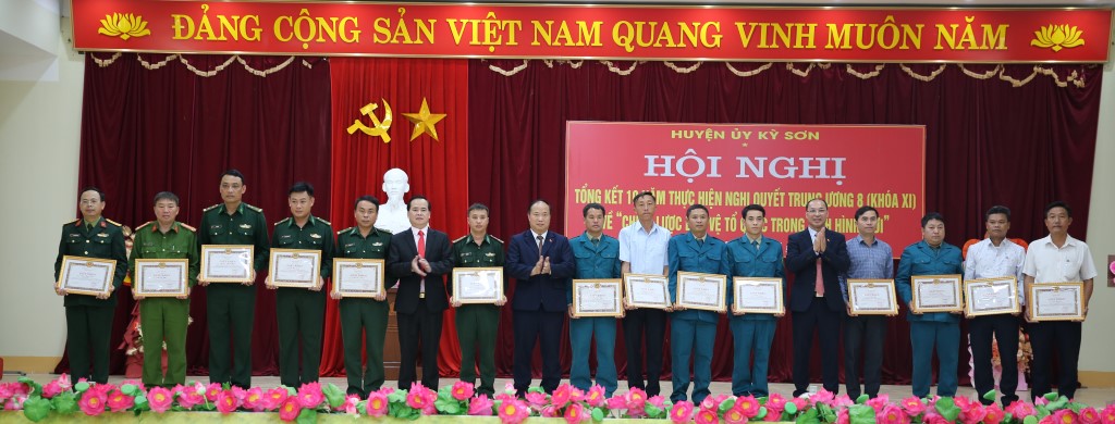 Tặng Giấy khen cho các cá nhân đạt thành tích xuất sắc