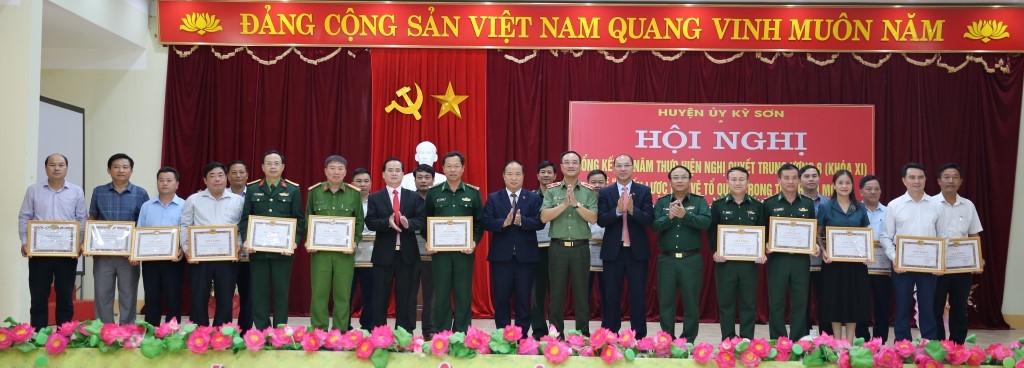 Tặng Giấy khen cho các tập thể đạt thành tích xuất sắc