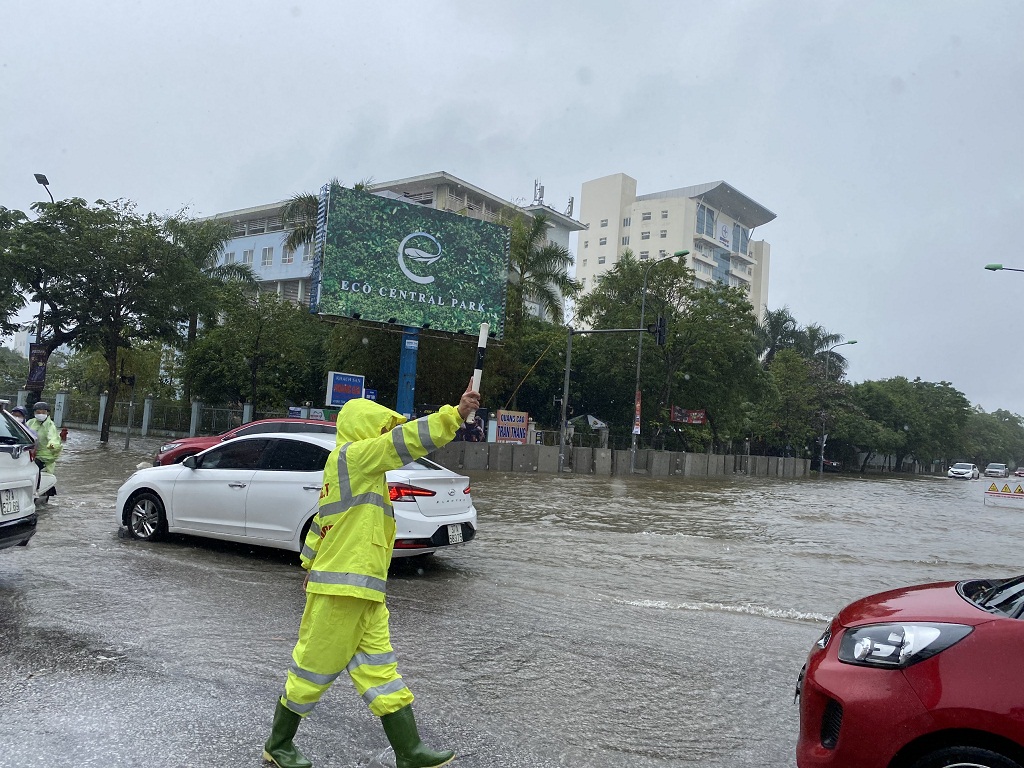 Cùng với phân luồng, điều tiết phương tiện để đảm bảo an toàn cho người tham gia giao thông….