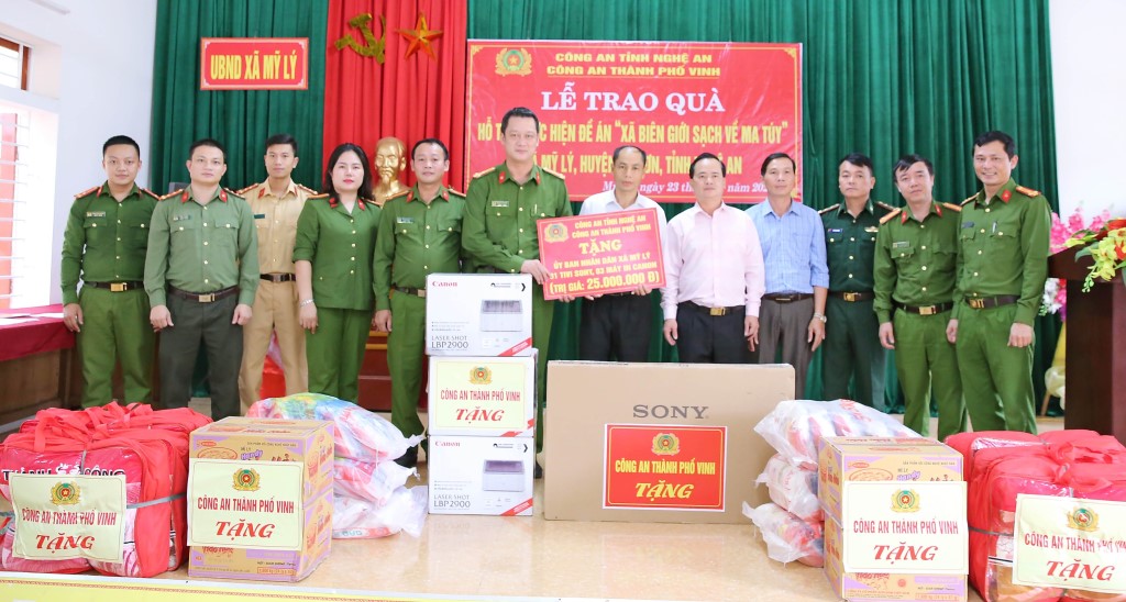 Đoàn công tác trao quà hỗ trợ UBND xã Mỹ Lý