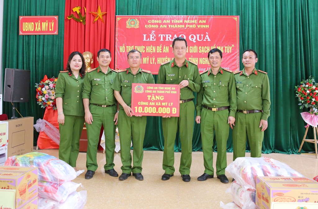 Trao quà động viên, hỗ trợ Công an xã Mỹ Lý