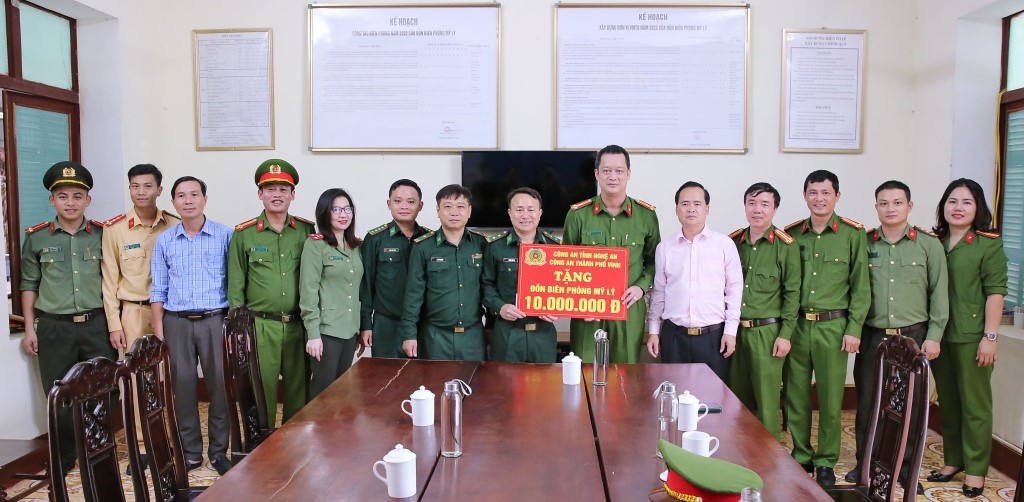 Đoàn công tác đã đến thăm hỏi, tặng quà tại Đồn Biên phòng Mỹ Lý