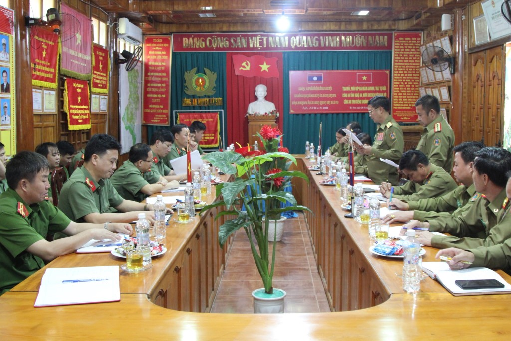 Toàn cảnh Hội nghị giữa Công an tỉnh Nghệ An với Công an tỉnh Xiêng Khoảng (Lào)