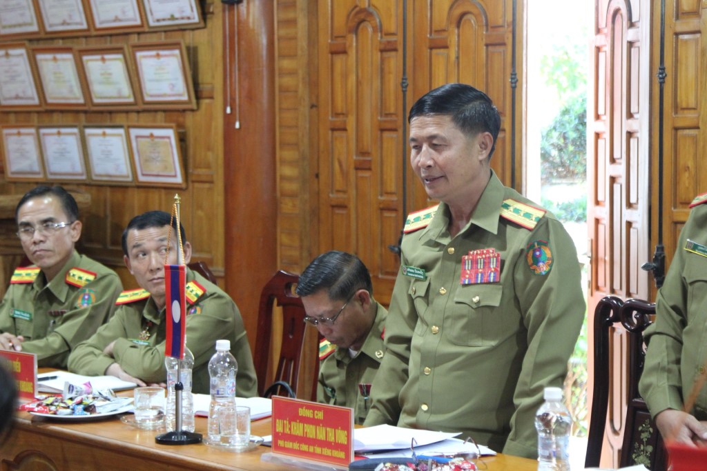 Đồng chí Đại tá Khăm Phon Năn Thạ Vông, Phó Giám đốc Công an tỉnh Xiêng Khoảng phát biểu tại Hội nghị