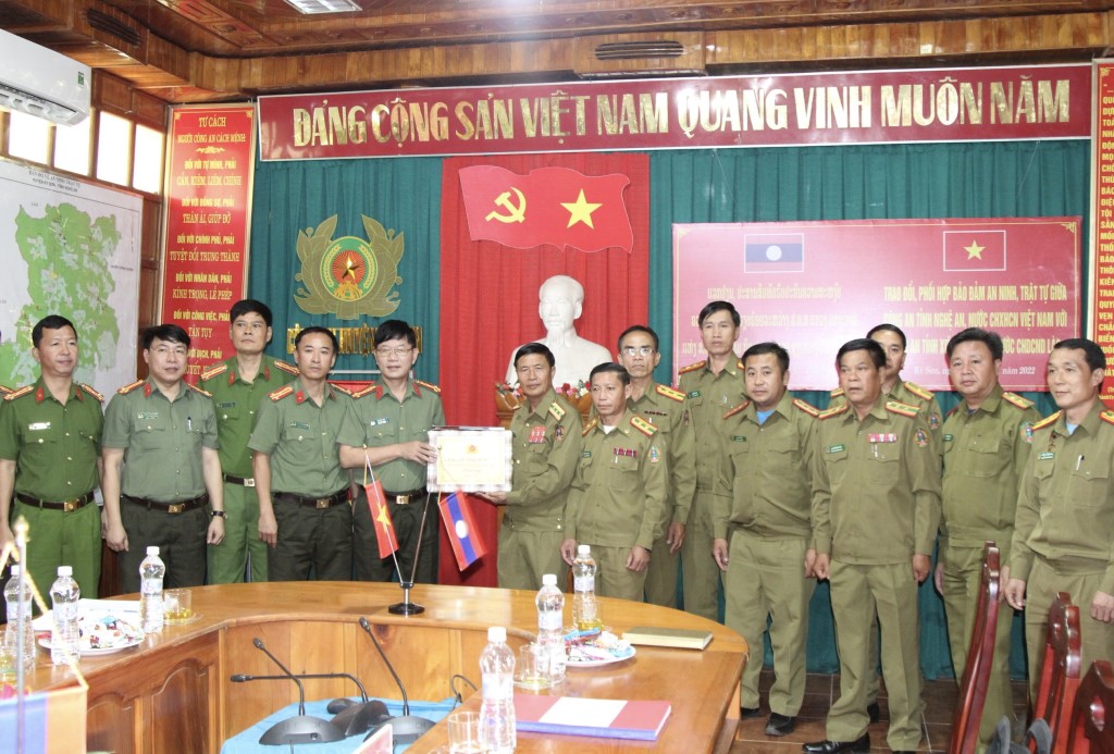 Công an tỉnh Nghệ An tặng quà lưu niệm Công an tỉnh Xiêng Khoảng