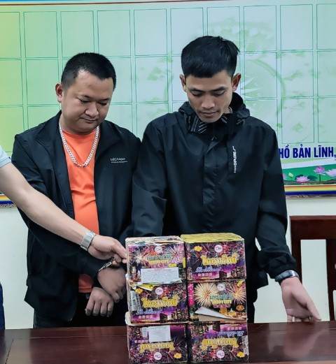 2 đối tượng Trần Doãn Hiếu  và Trần Doãn Quang cùng tang vật là 8kg pháo