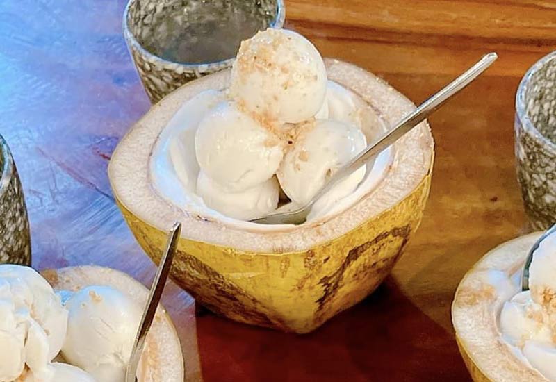 Kem dừa đất Côn Đảo được đựng trên nửa trái dừa. Khách có thể vừa ăn kem, vừa ăn cơm dừa và cả uống nước dừa được chiết ra từ trái dừa này.