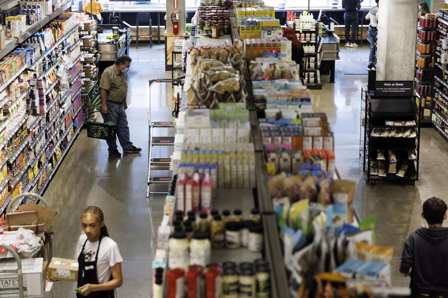 Người dân mua hàng tại siêu thị ở Washington, D.C. (Mỹ).