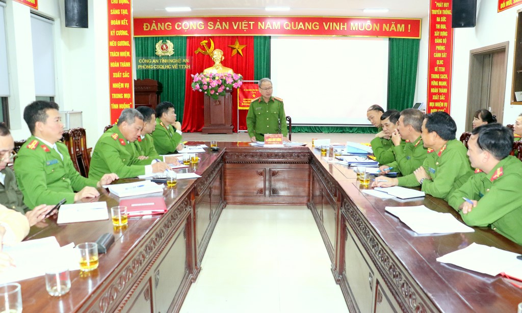 Đoàn công tác làm việc tại Phòng Cảnh sát QLHC về TTXH Công an Nghệ An