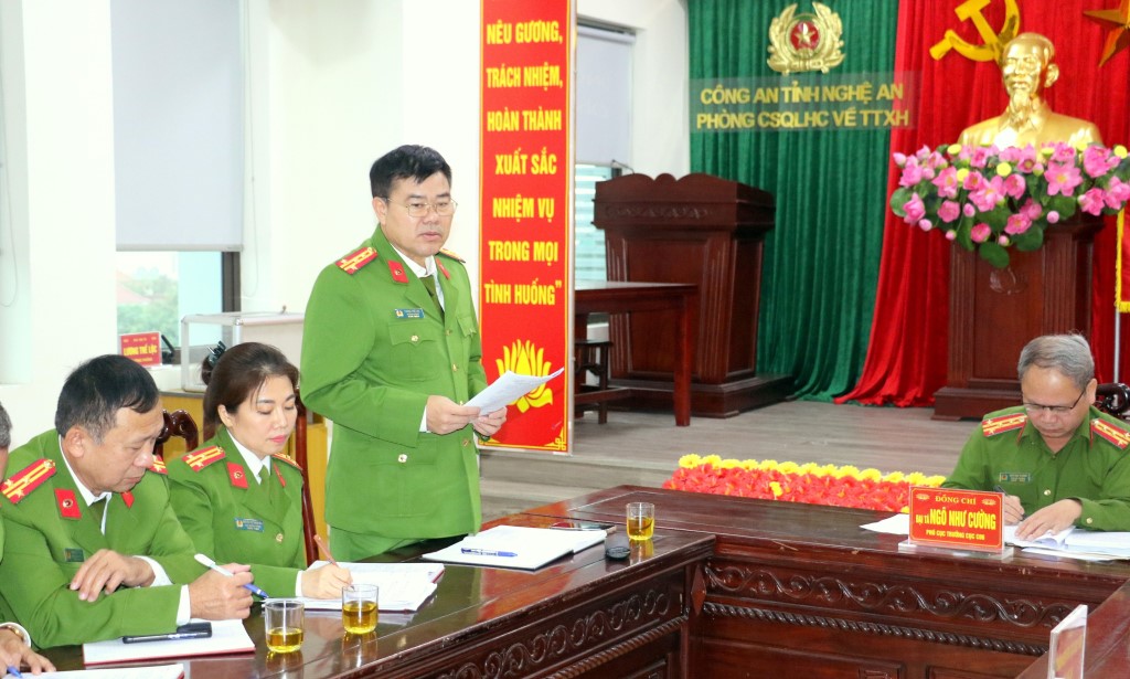 Đại diện lãnh đạo Phòng Cảnh sát QLHC về TTXH Công an Nghệ An phát biểu tại buổi kiểm tra