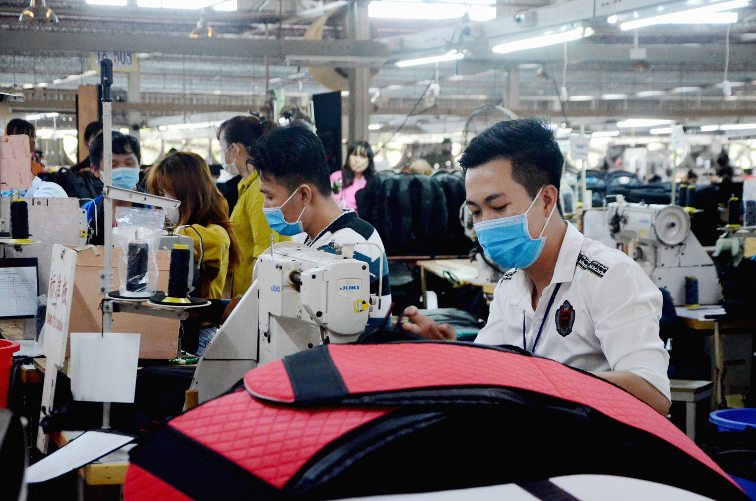 Hiện nay, tỷ lệ lao động tham gia BHXH đạt 38,3%. Trong ảnh: Công nhân Công ty TNHH Twinkle Việt Nam gia công vali, túi xách xuất khẩu. Ảnh: ĐÔNG HIẾU