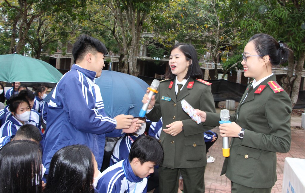 Học sinh Trường THPT Quỳ Hợp 3 hào hứng tham gia phần hỏi đáp kiến thức về bạo lực học đường