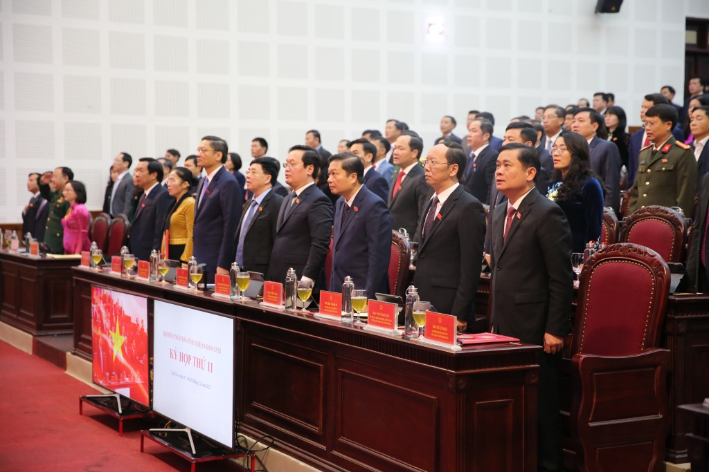 Các đại biểu thực hiện nghi thức chào cờ Tổ quốc tại phiên khai mạc Kỳ họp