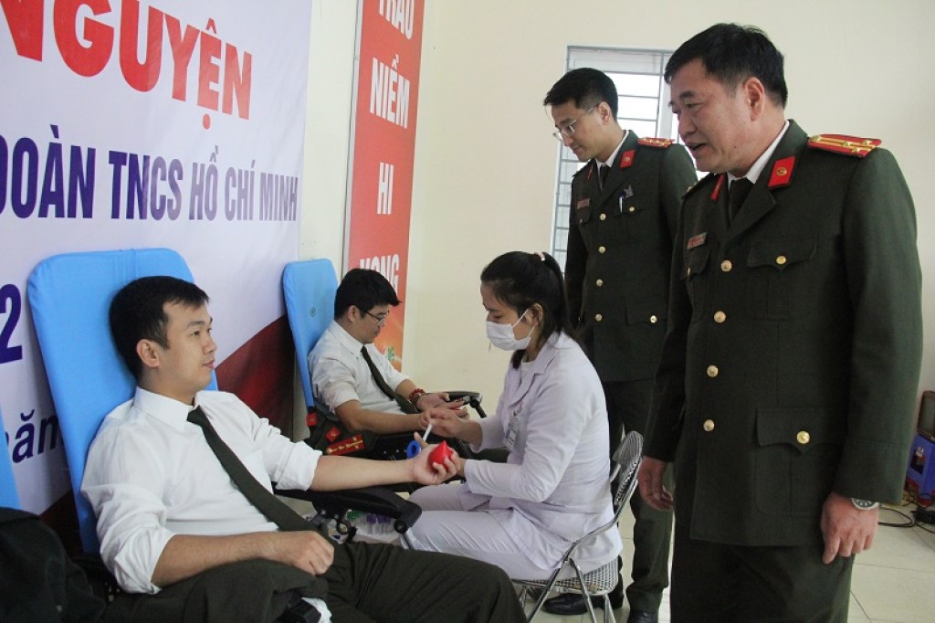 Lãnh đạo Phòng Công tác đảng và công tác chính trị động viên cán bộ, chiến sĩ tham gia hiến máu tình nguyện