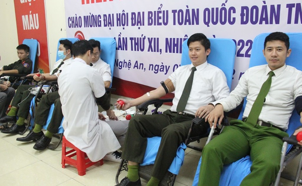Đây là lần thứ 14, đồng chí Thiếu tá Nguyễn Đình Khánh, Bí thư Đoàn Thanh niên Công an tỉnh tham gia hiến máu tình nguyện